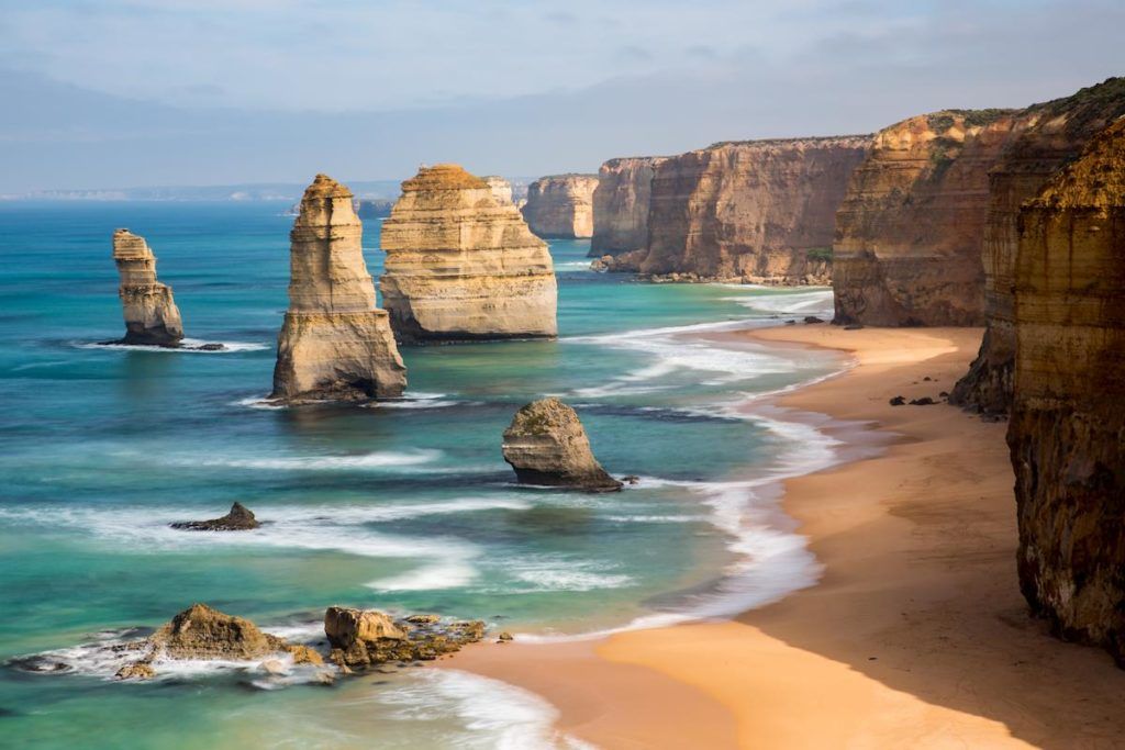 Les falaises et les formations rocheuses des Douze Apôtres s'élevant de l'océan le long de la côte australienne.