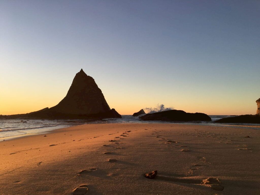 Un coucher de soleil à Martins Beach, près de Half Moon Bay, en Californie