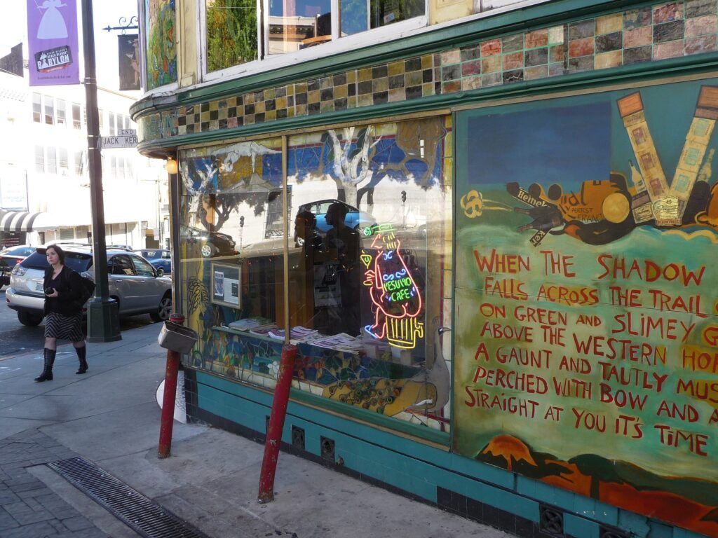 Le Vesuvio Cafe, un bar historique situé dans le quartier North Beach de San Francisco.