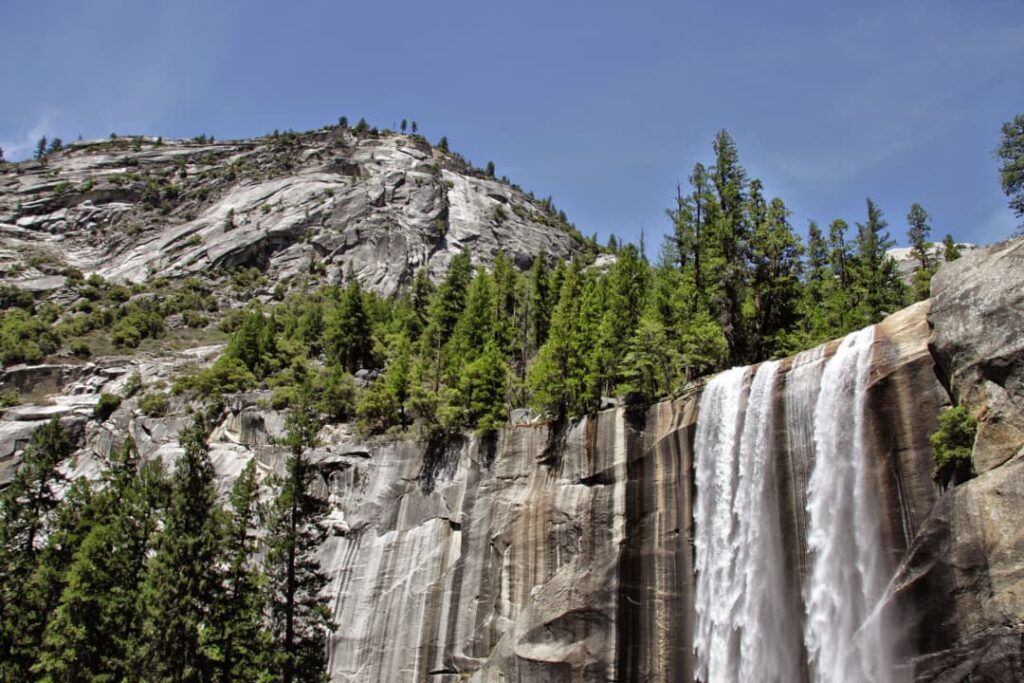 Vernal Fall, une cascade remarquable située dans le parc national de Yosemite