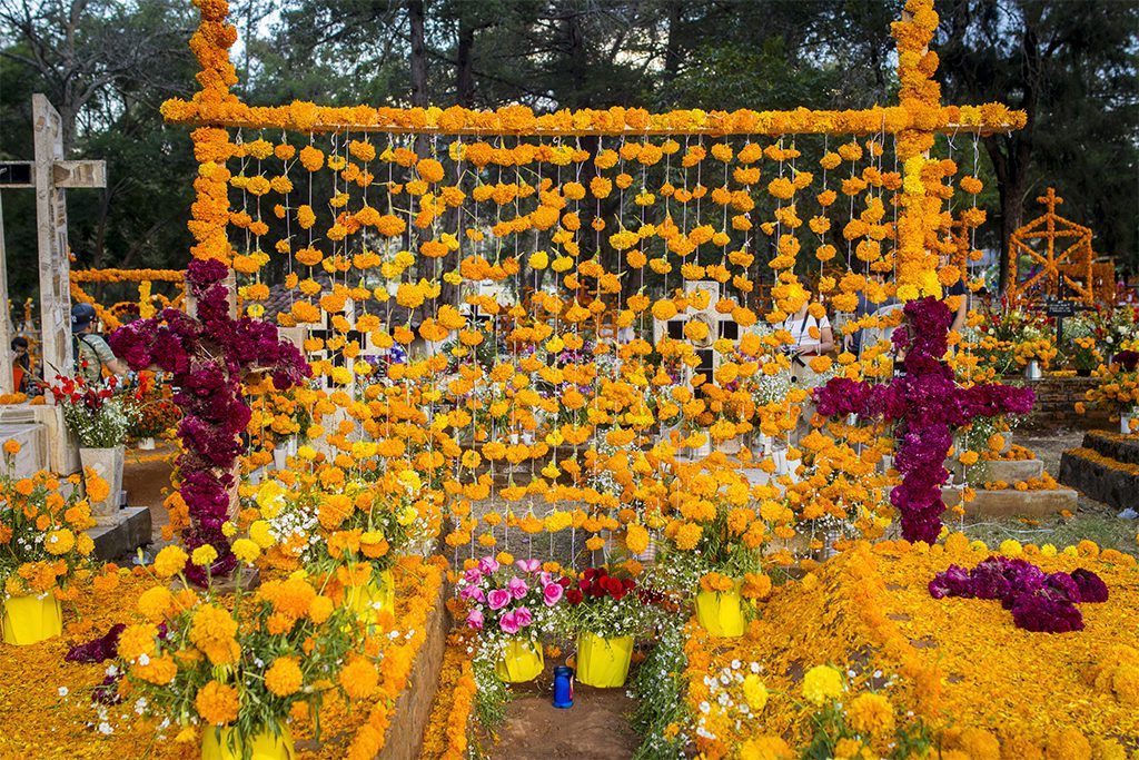 Un autel élaboré, ou ofrenda, préparé pour le Día de los Muertos