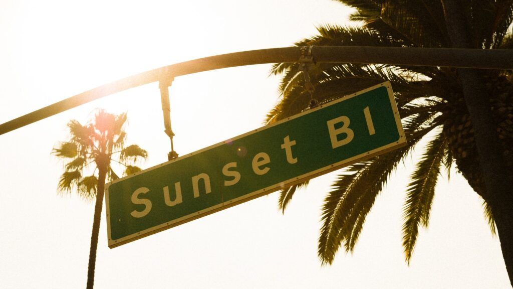 Un panneau indiquant Sunset Boulevard