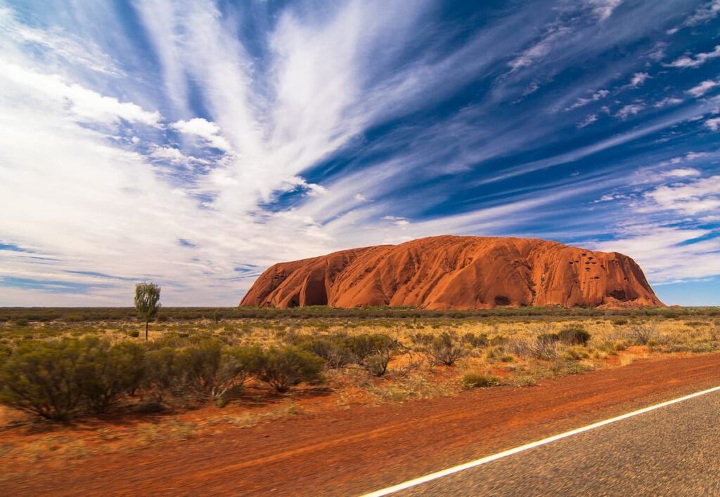 Uluru, également connu sous le nom d'Ayers Rock, l'une des zones désertiques les plus célèbres d'Australie.