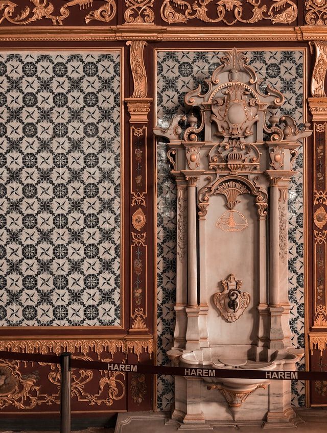 Marbre et matériaux opulents dans le palais de Topkapi
