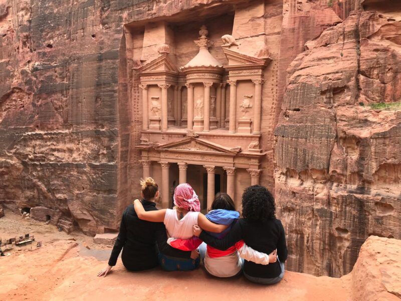 quatre filles s'embrassant devant les ruines de Petra
