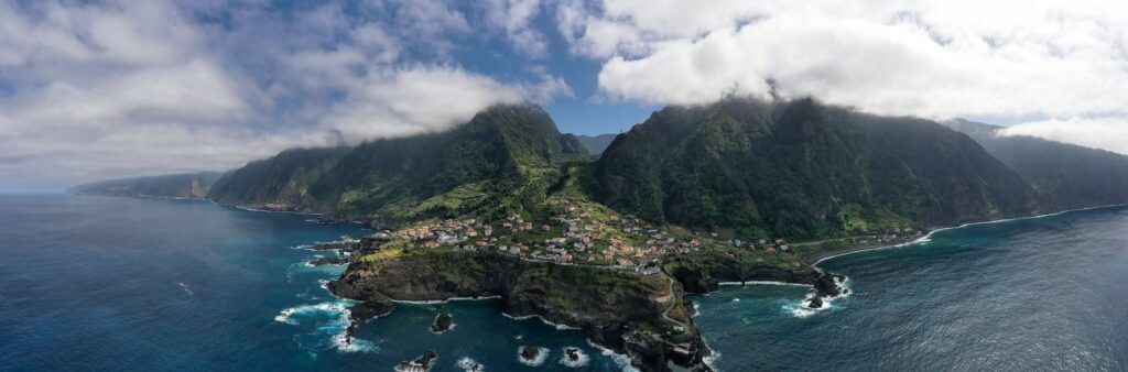 Vue panoramique des falaises de Madère sur l'océan