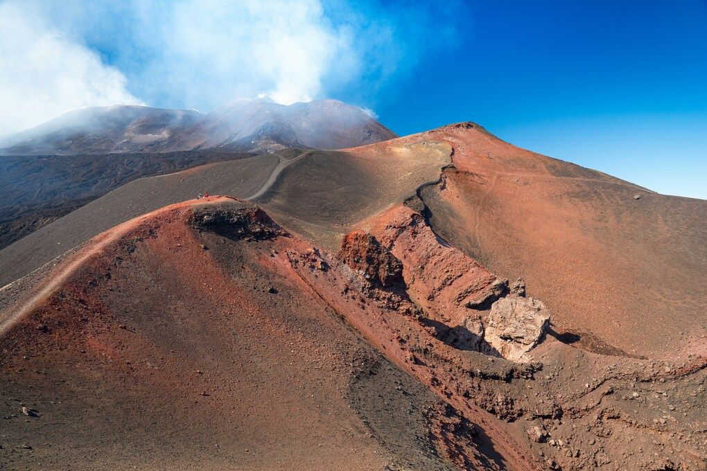 L'Etna, un stratovolcan actif situé sur la côte orientale de la Sicile.