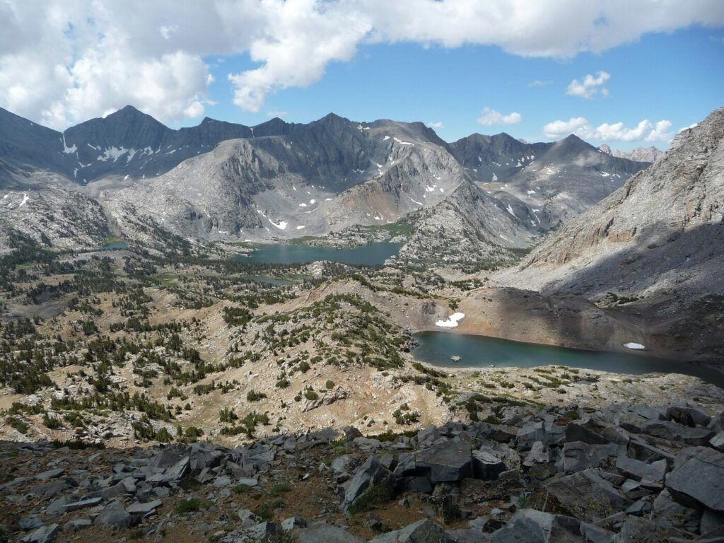 Les montagnes d'albanie par une journée calme et ensoleillée