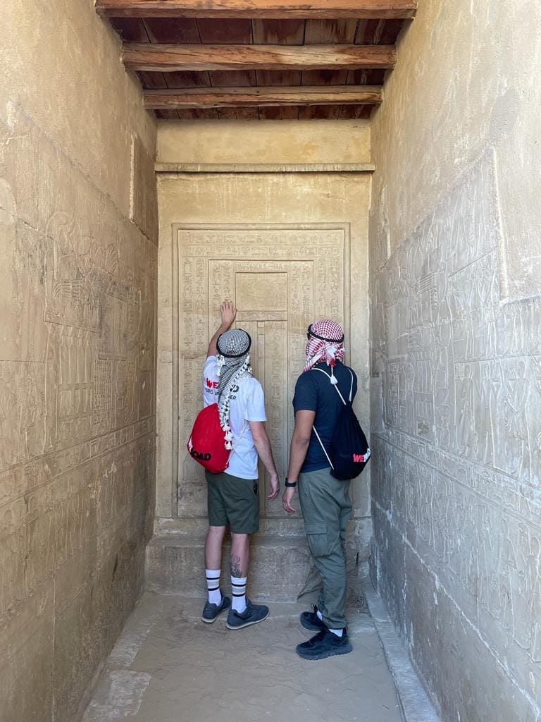 Deux WeRoaders admirent des hiéroglyphes