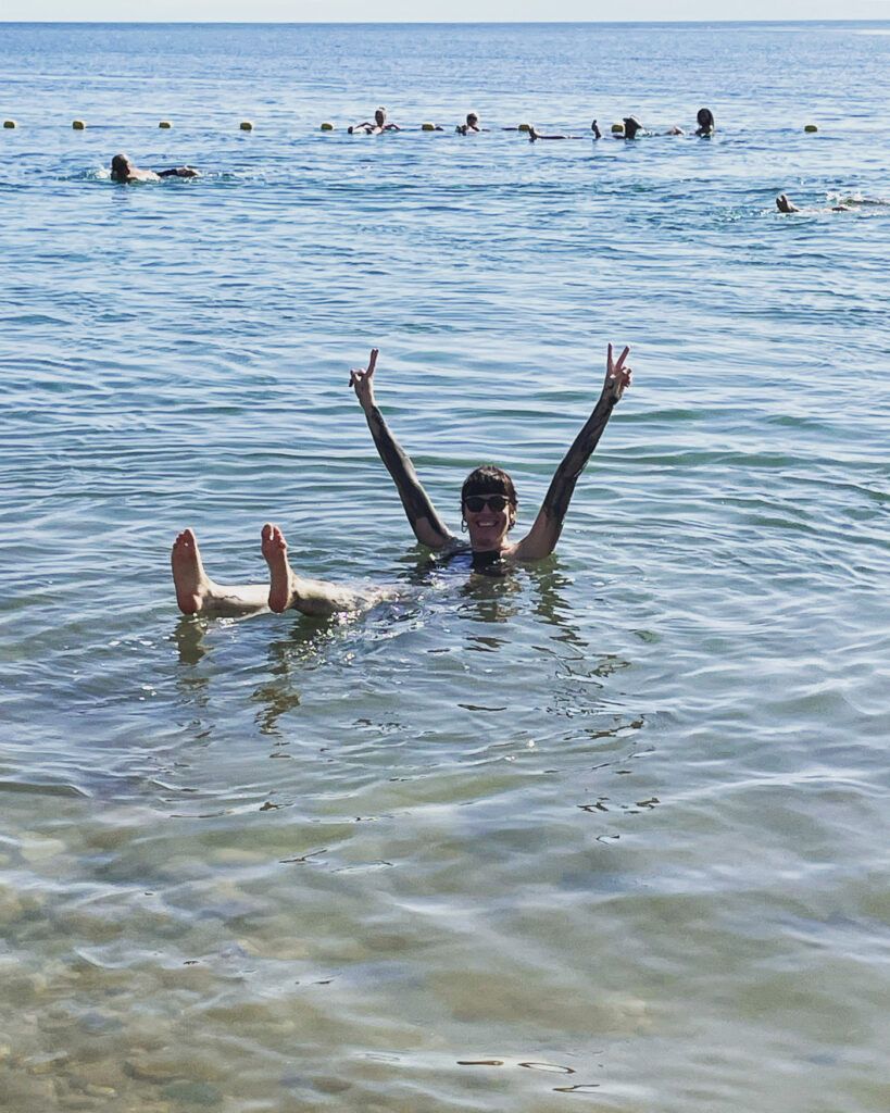 Une jeune fille flottant dans la mer morte