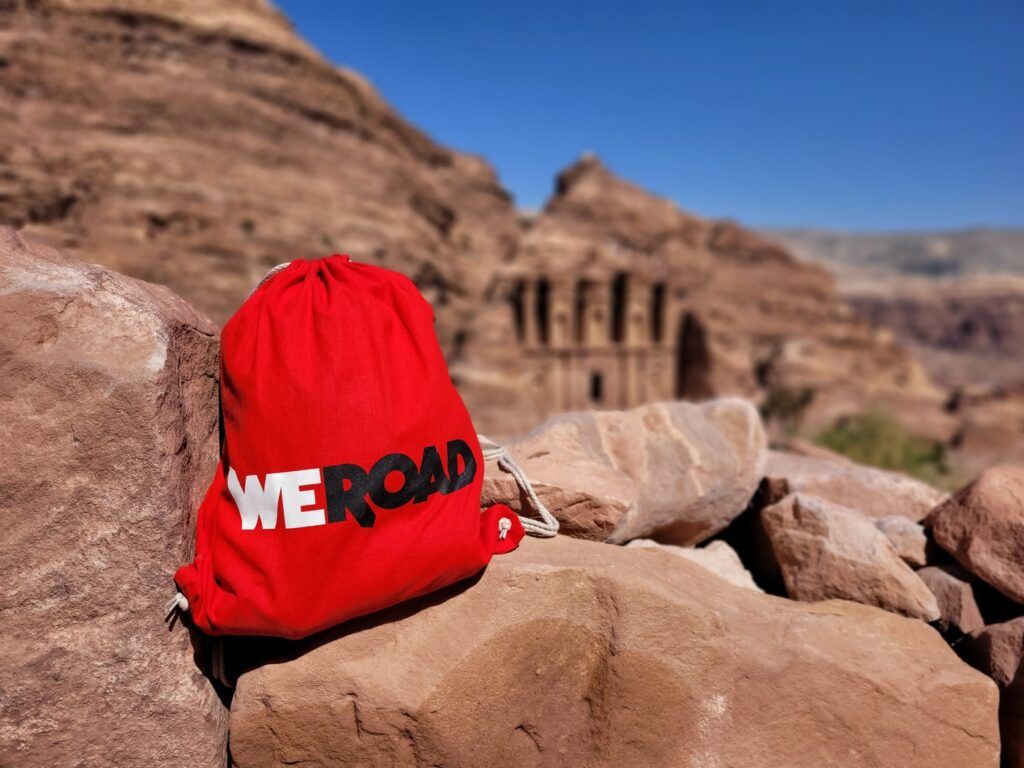 sac à dos weroad et la belle petra en arrière-plan