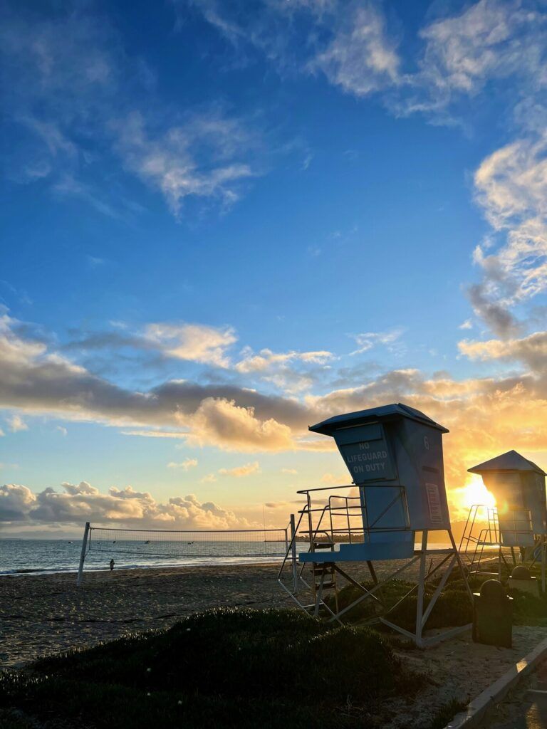 Tours de surveillance sur une plage au coucher du soleil