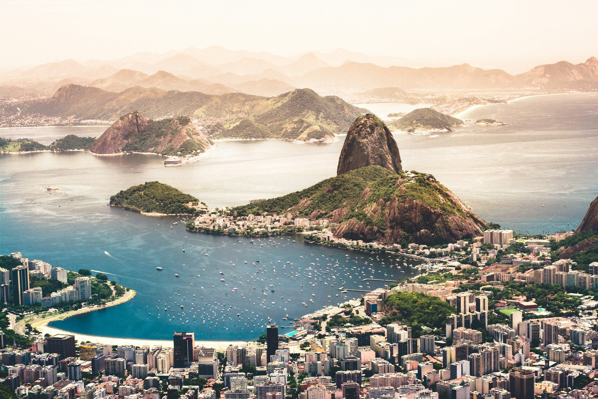 Une vue spectaculaire de Rio de Janeiro montrant la baie de Guanabara, le mont Pain de Sucre et le paysage urbain.