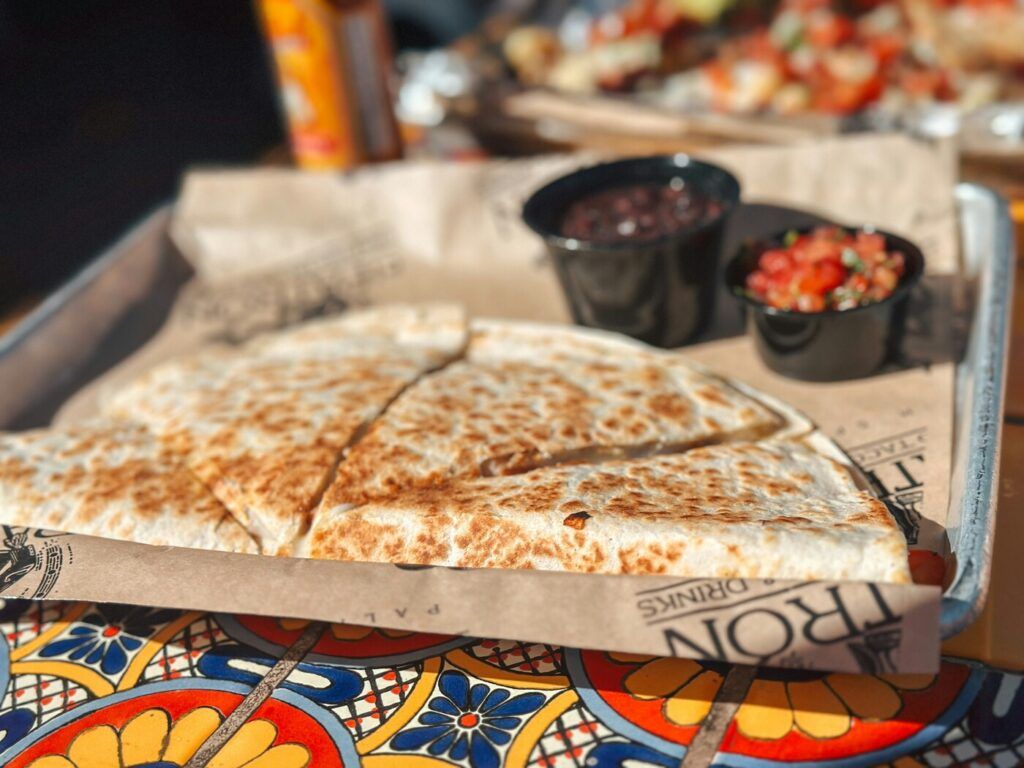 Une quesadilla, un plat mexicain populaire.