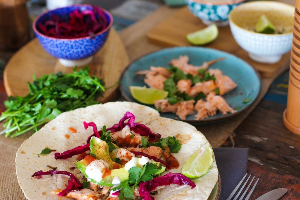 Un repas composé de tacos au poisson, un plat mexicain-américain très populaire.