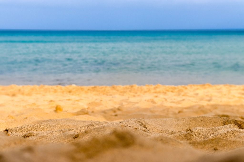Plage dorée avec du sable doux et une mer bleue à Madère, Portugal.