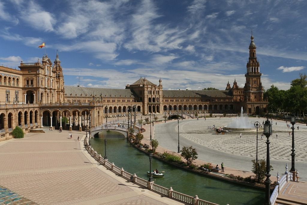 Plaza de España à Séville: une vue panoramique de la place avec son canal et son architecture impressionnante.