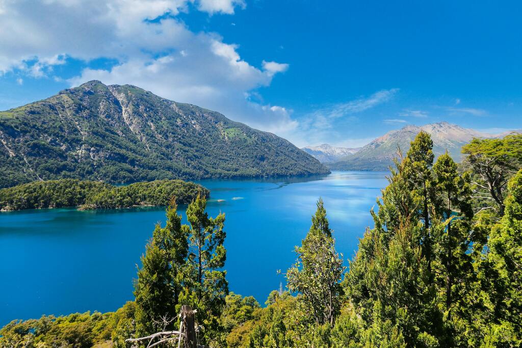 Lac et montagnes en Patagonie: un lac aux eaux turquoise entouré de montagnes verdoyantes en Argentine.