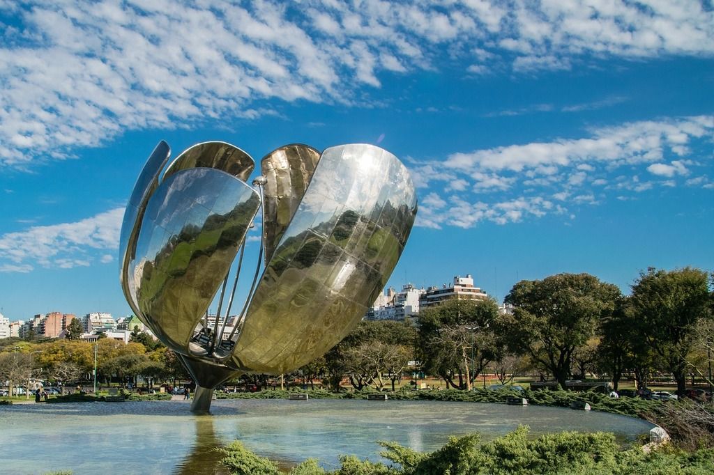 Floralis Genérica à Buenos Aires: une sculpture métallique en forme de fleur située dans un parc de Buenos Aires, en Argentine.