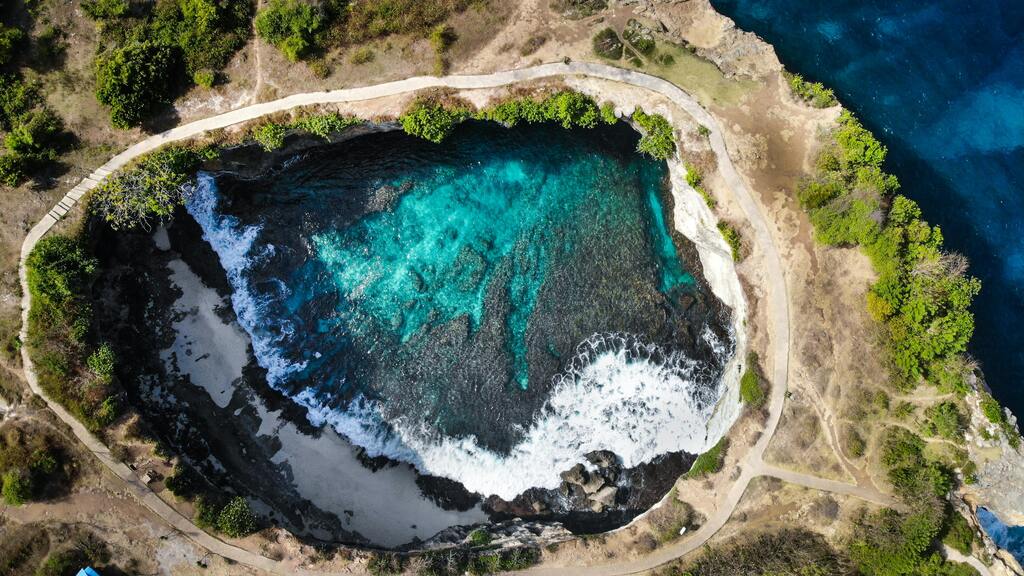 Vue aérienne de la magnifique plage de Angel’s Billabong à Bali, Indonésie.
