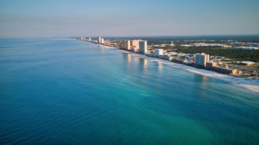 Vue panoramique sur la plage de Panama City, avec ses hôtels en bord de mer.
