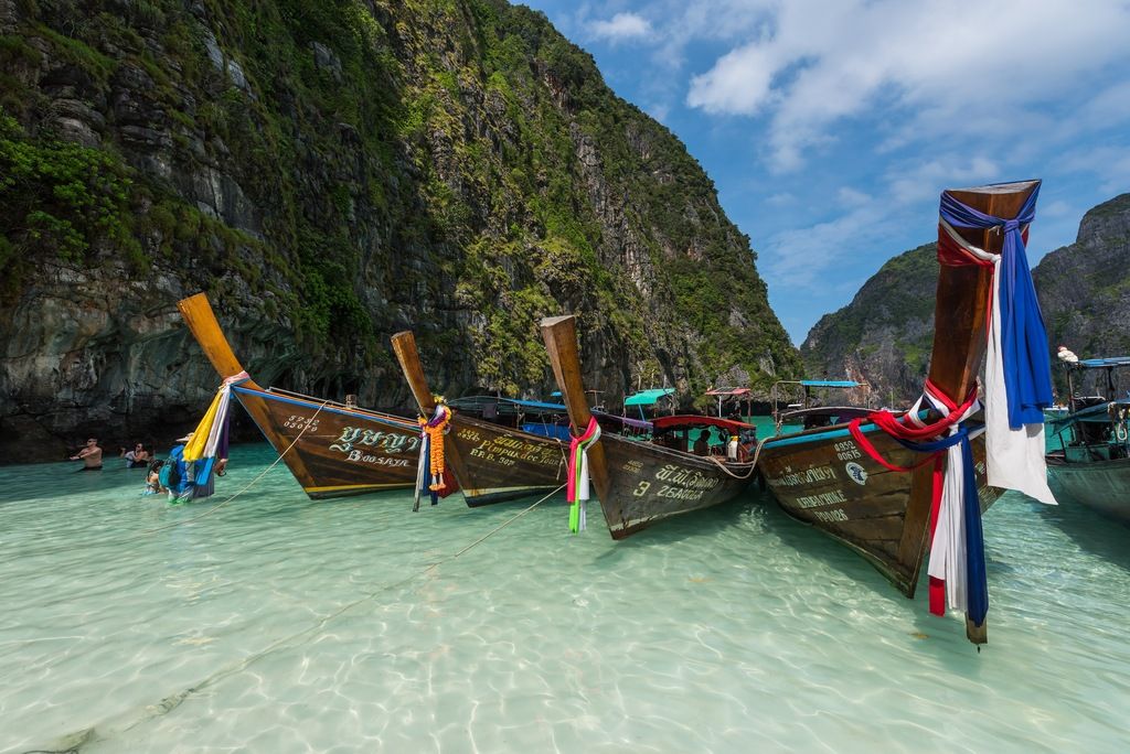 Bateaux traditionnels thaïlandais sur les eaux turquoise de Maya Bay, en Thaïlande.