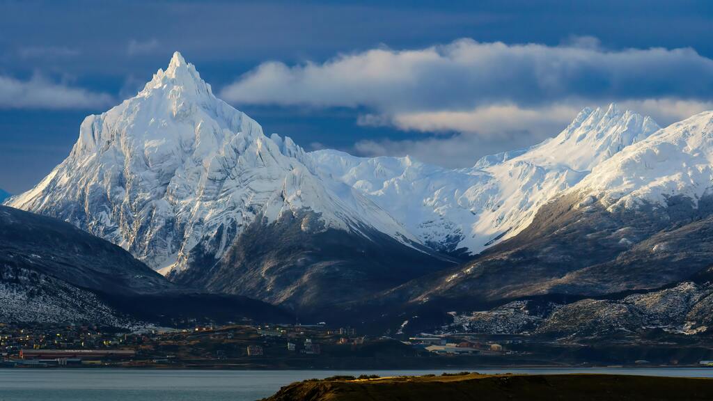 Montagnes enneigées en Terre de Feu: paysage majestueux des sommets enneigés en Terre de Feu, Argentine.