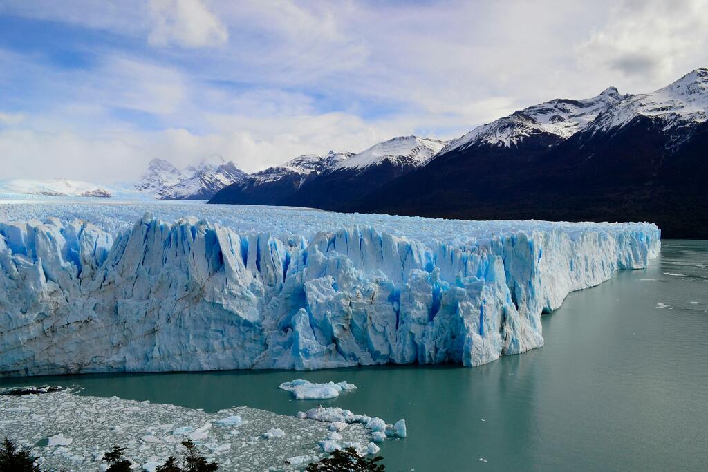 Glacier Perito Moreno en Patagonie: un imposant glacier bleu situé dans le parc national Los Glaciares en Argentine.