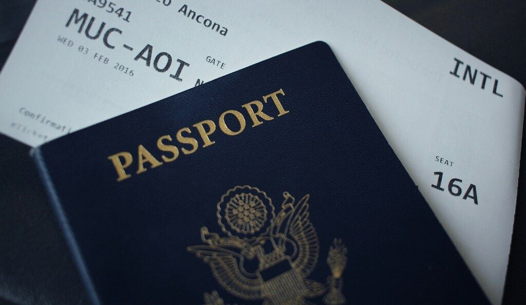 Passeport américain posé sur une carte d'embarquement pour un vol international