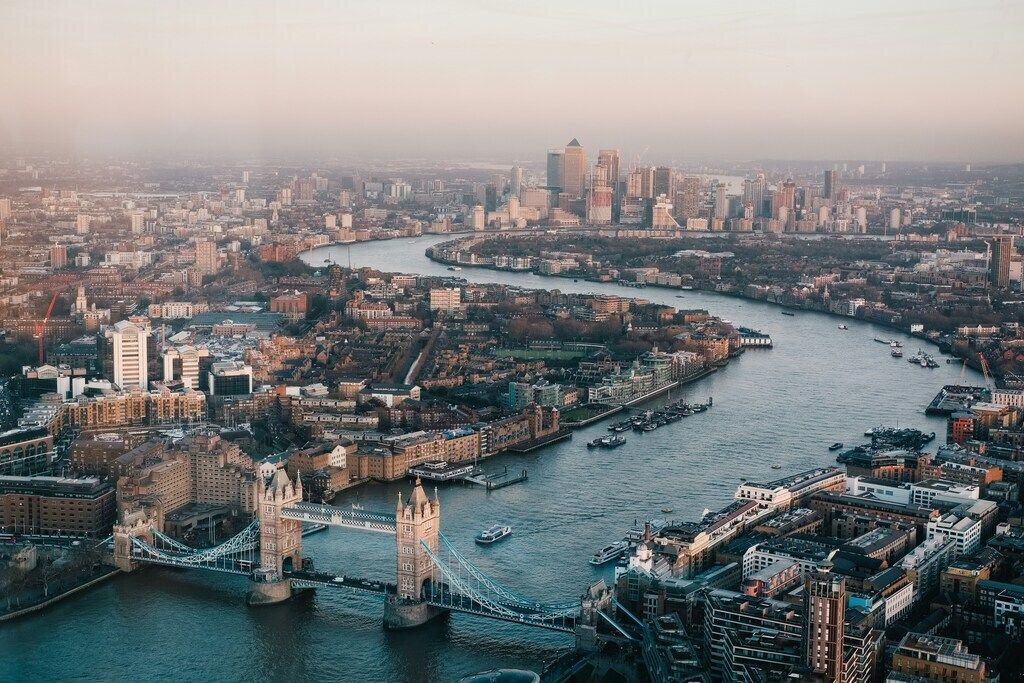 Vue aérienne de la Tamise à Londres avec le Tower Bridge au premier plan