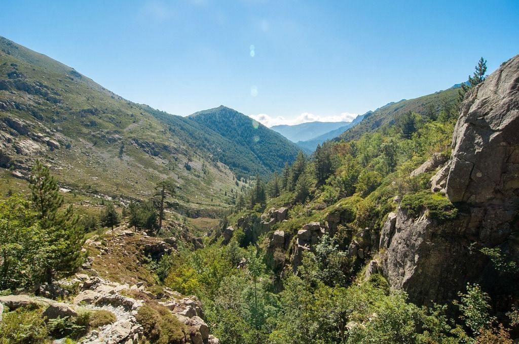 Vue panoramique sur la vallée du Restonica en Haute-Corse, célèbre pour ses sentiers de randonnée