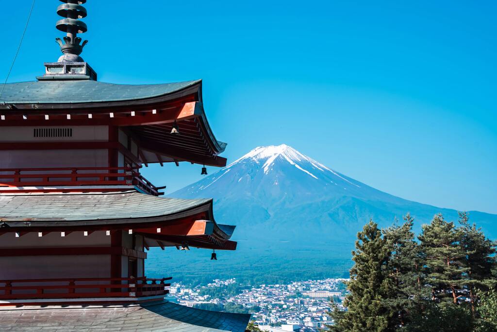 Le mont Fuji vu depuis la pagode Chureito, sous un ciel bleu clair.