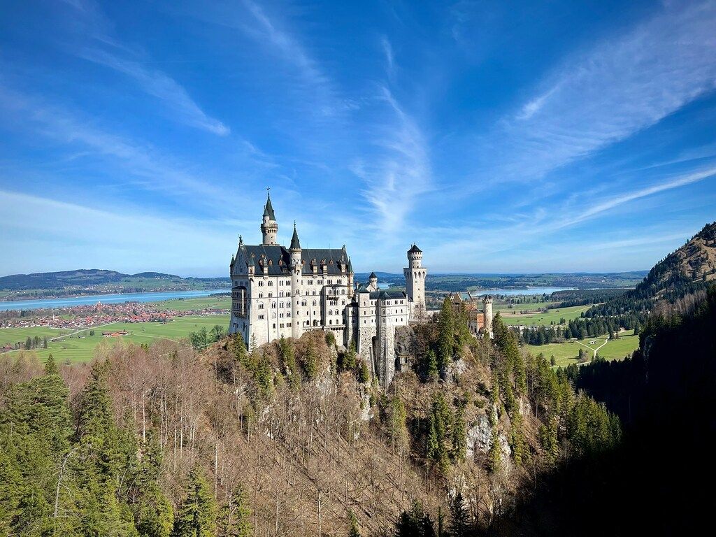 Château de Neuschwanstein en Allemagne surplombant la vallée de l’Allgäu