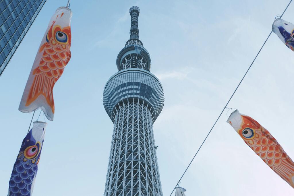 La Tokyo Skytree vue depuis le bas, entourée de banderoles en forme de carpes koi.