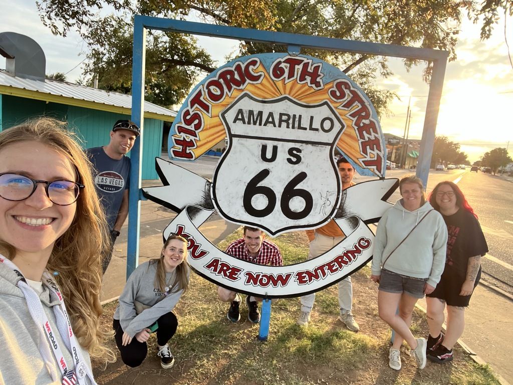 Route 66, Amarillo, Texas avec un groupe de voyageurs souriants