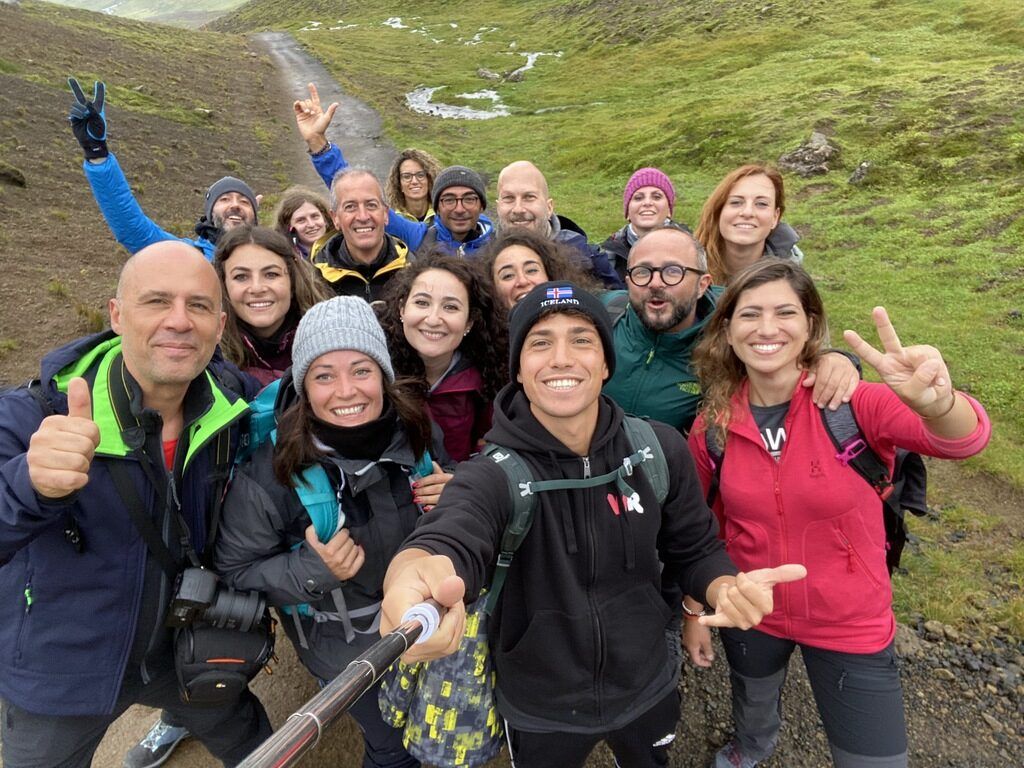 Voyage de groupe WeRoad lors d’un trek sur le GR20 en Corse, l’un des sentiers les plus exigeants d’Europe