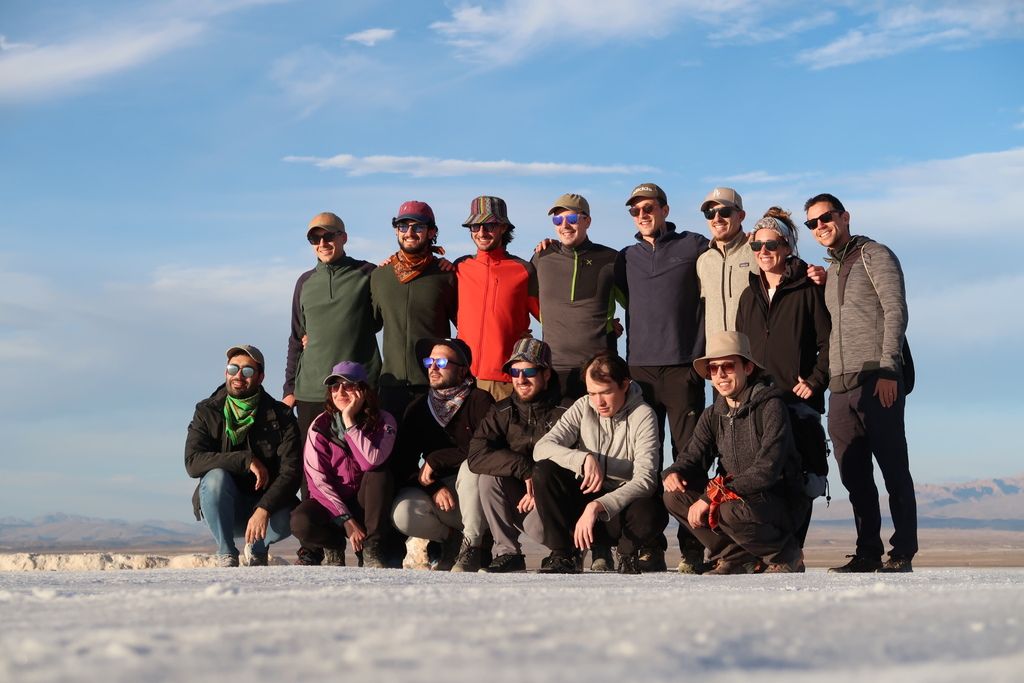 Groupe de voyageurs WeRoad posant au Salar de Uyuni, Bolivie