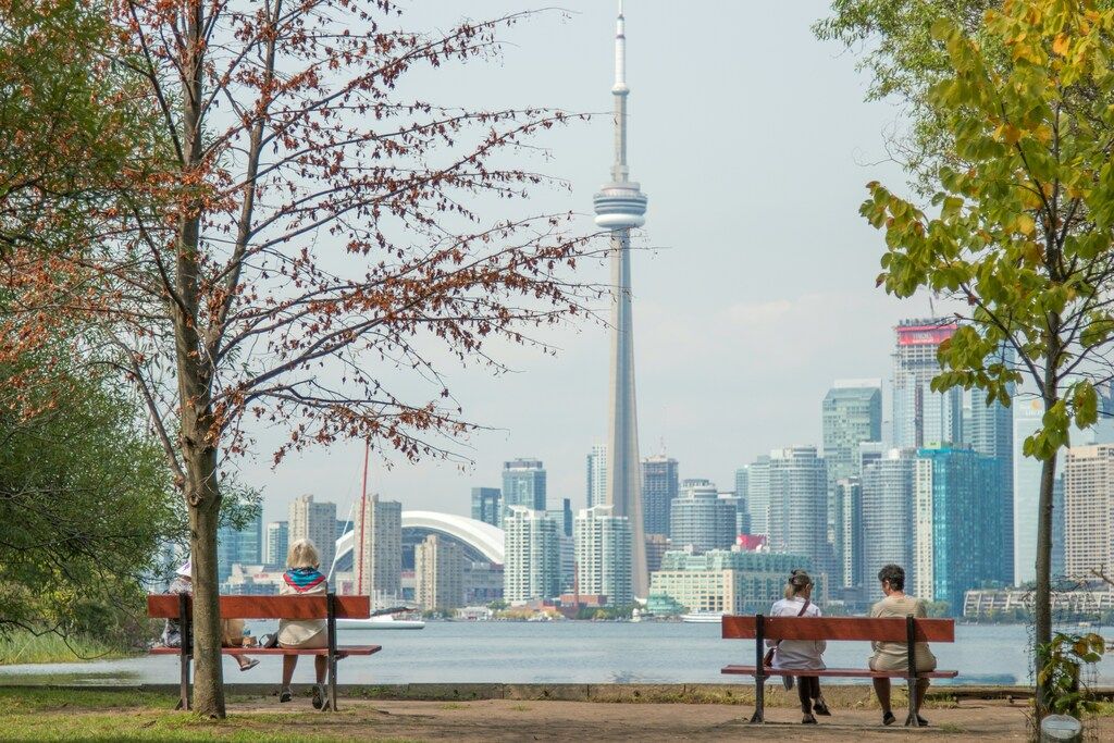Vue sur la skyline de Toronto avec la Tour CN depuis les îles de Toronto, en automne.