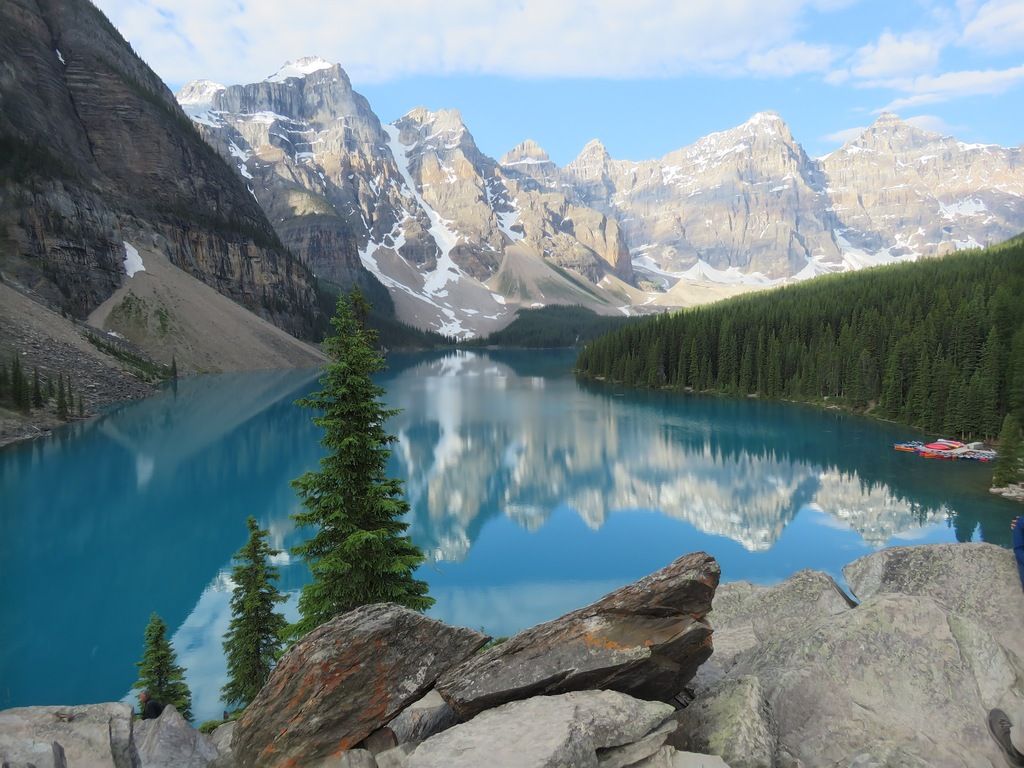Vue spectaculaire sur le lac Moraine avec les montagnes Rocheuses enneigées en arrière-plan dans le parc national de Banff.