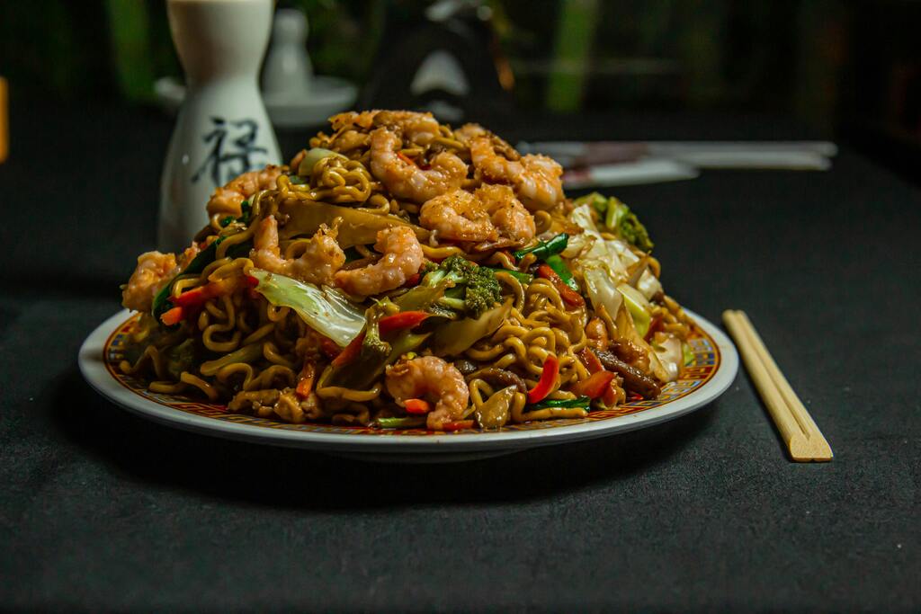 cuisine chinoise: Nouilles sautées aux crevettes et légumes chinois