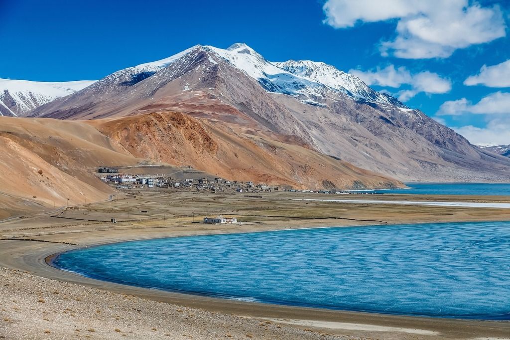 Paysage alpin avec lac turquoise et sommets enneigés en Bolivie