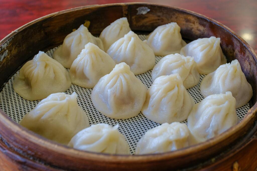 Dumplings chinois à la vapeur dans un panier en bambou
