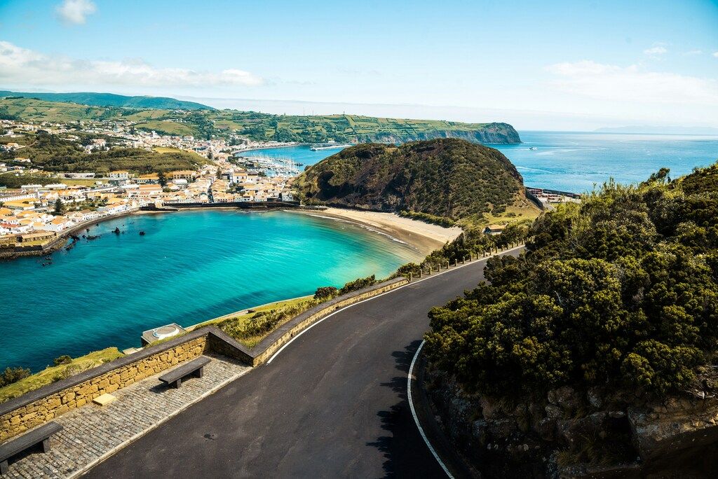 Vue sur la baie de Horta sur l’île de Faial, avec ses eaux turquoise et le port de plaisance