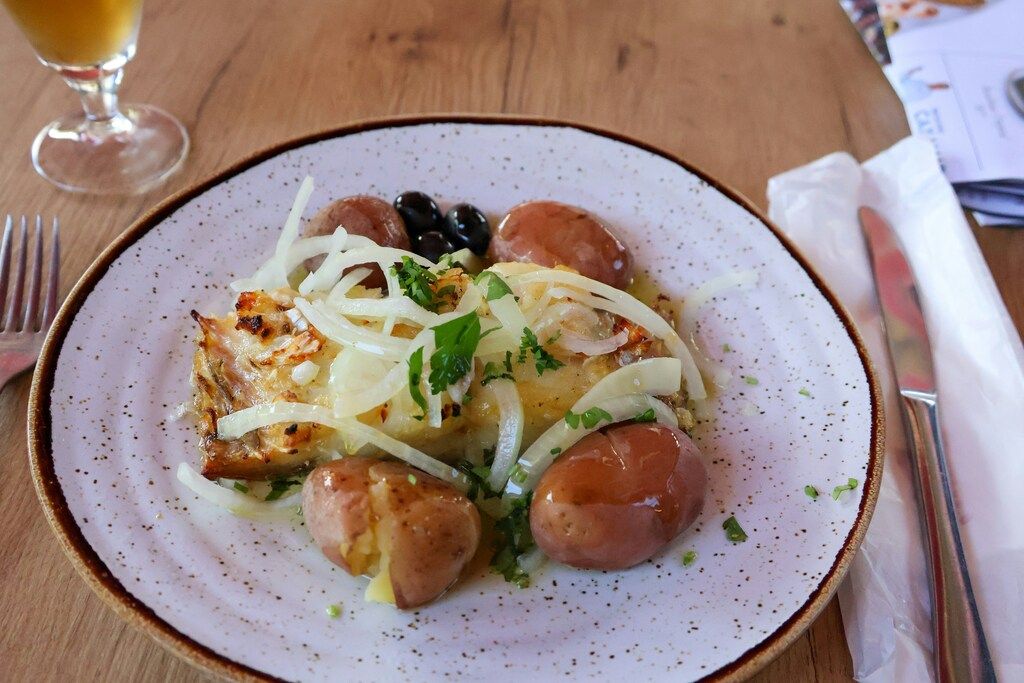 bacalhau à la portugaise avec pommes de terre, oignons et olives noires
