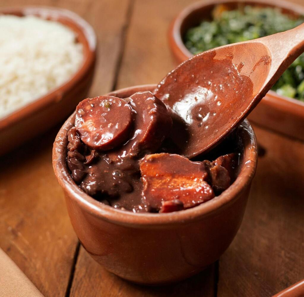 Bol de feijoada brésilienne avec saucisses et haricots noirs, plat traditionnel