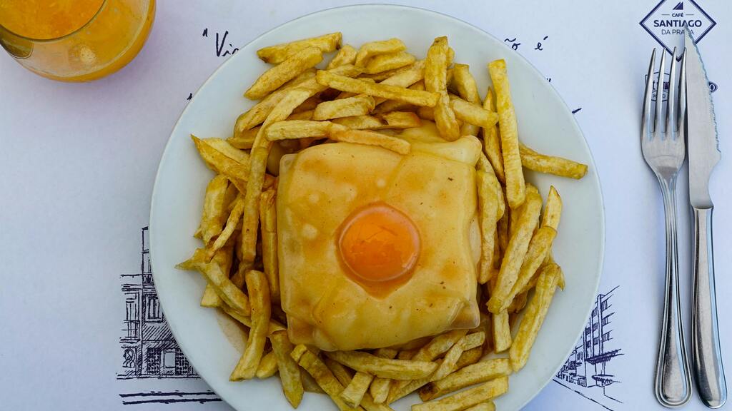 Francesinha servie avec des frites, plat typique de Porto au Portugal