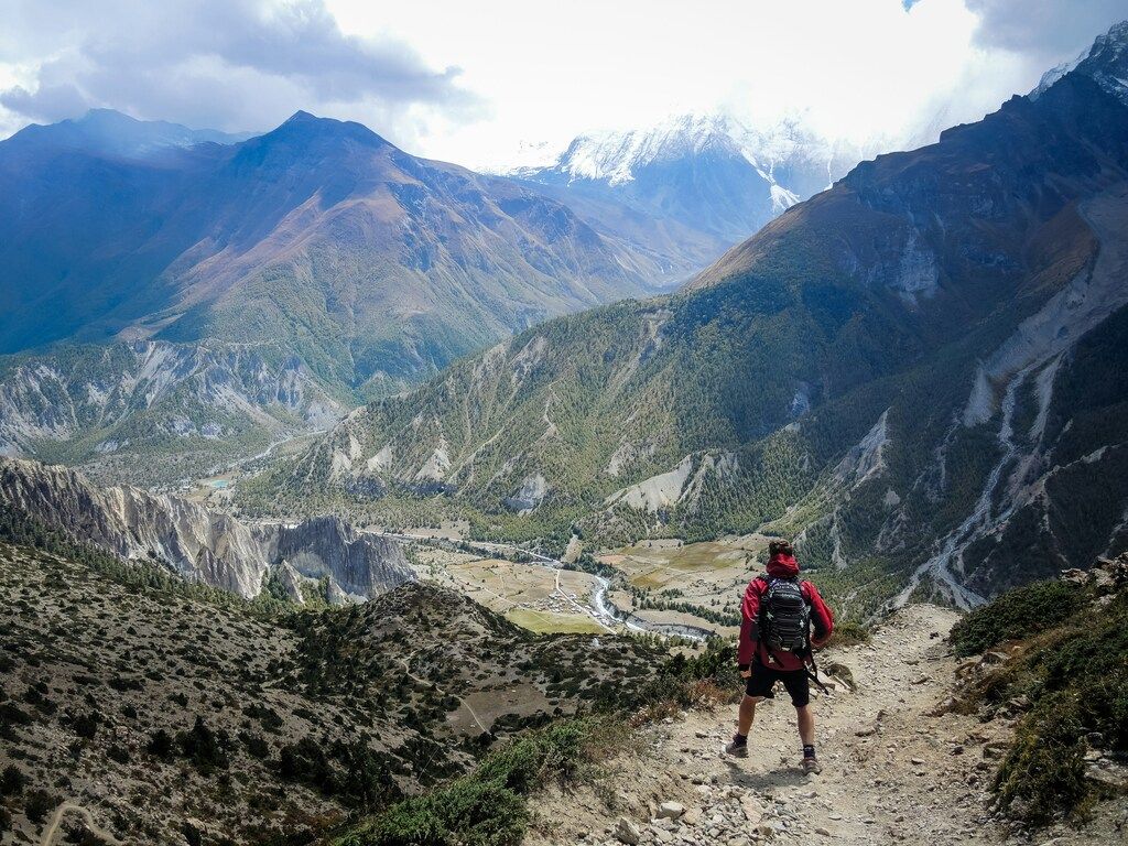 Randonnée dans les vallées himalayennes avec vue panoramique sur les montagnes