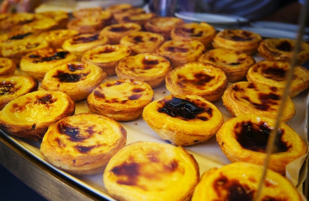 Plateau de pastéis de nata, célèbres tartelettes portugaises à la crème pâtissière