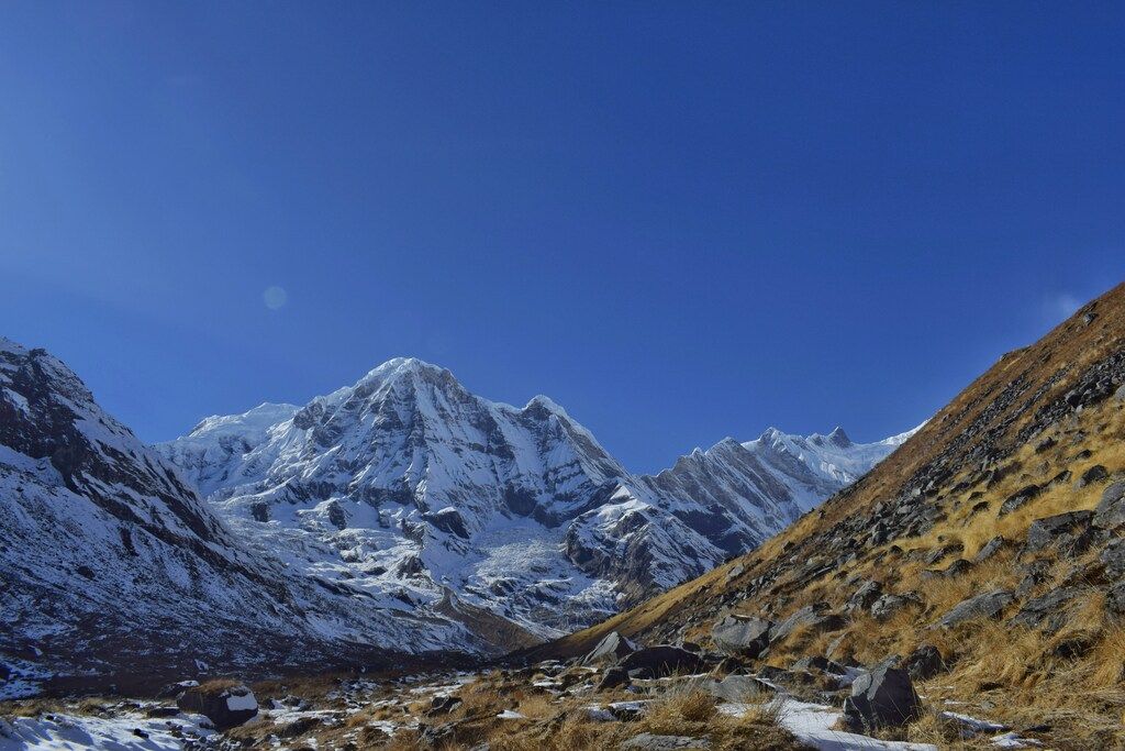 Paysage hivernal au camp de base de l’Annapurna avec ciel dégagé