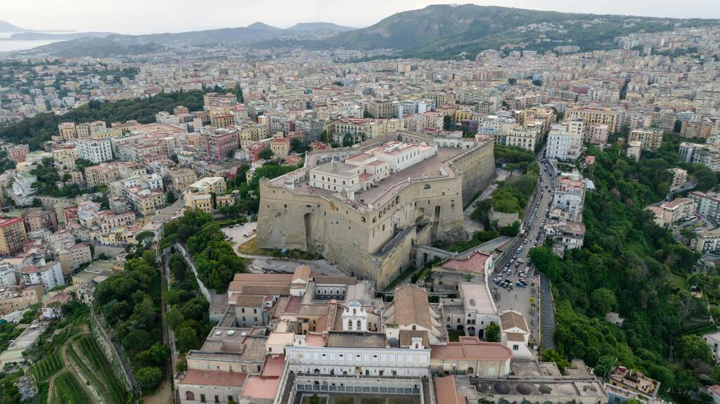 Vue aérienne du Castel Sant'Elmo dominant la ville de Naples